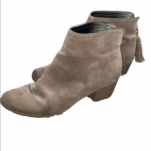Reaction Kenneth Cole Swede tassel zip booties